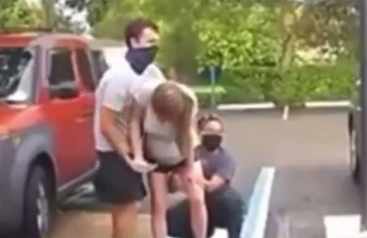 Sokak ortasında ayakta doğum yaptı! İlginç doğum anları kamerada