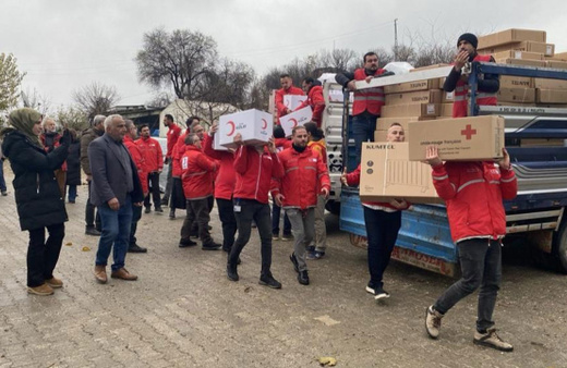 Kızılay, köylerdeki depremzedelere kışlık yardım yaptı