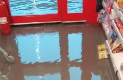 Mardin’de yağış nedeniyle marketleri su bastı!