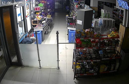 Marketten gıda ürünleri ve sigara çalan kişi güvenlik kameralarına yansıdı