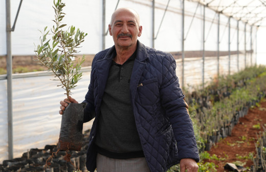 Bahçesine kendi imkanları ile sera kurdu, siparişlere yetişemiyor