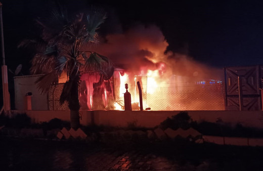 Prizde takılı unutulan elektrik sobası konteynırı küle çevirdi