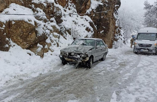 Tunceli’de kayganlaşan yolda kaza: 3 yaralı