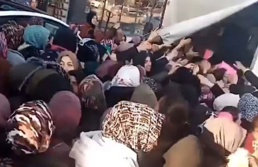 Ankara'da bedava bardak izdihamı! Birbirlerini ezdiler...