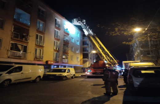 Sancaktepe'de bir binada yoğun dumana maruz kalan vatandaşları itfaiye kurtardı