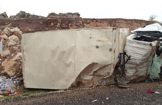 Virajı alamayan kamyon takla attı