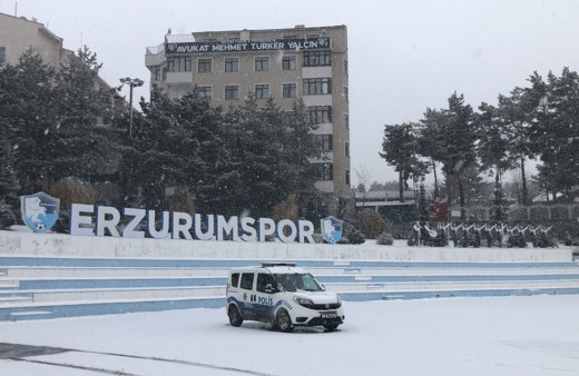 Erzurum’da kar ve tipi etkili oluyor