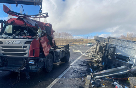 Uşak’ta devrilen tırın sürücüsü hayatını kaybetti