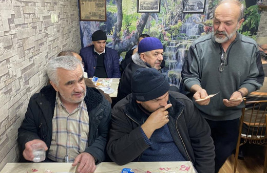 Meczuplara yemek yediriyor, diş kirası verip dua alıyorlar!