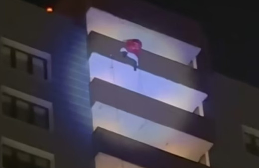 Noel Baba, 24. kattan düşerek öldü! Herkes şov zannetti