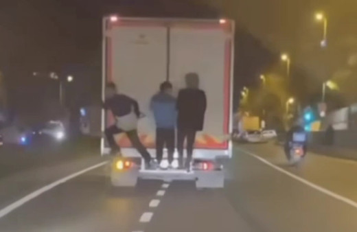 Sancaktepe'de kamyonun arkasından tutunan çocukların tehlikeli oyunu korkuttu