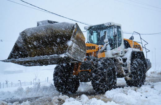 Muş’ta ulaşıma kapanan köy yollarının açılması için çalışmalar sürüyor