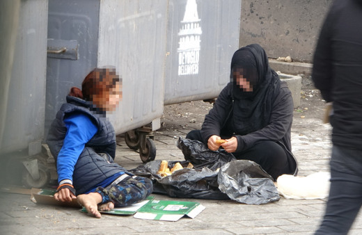 Çöpten yemek yeme numarası yapan dilenciler yakayı ele verdi