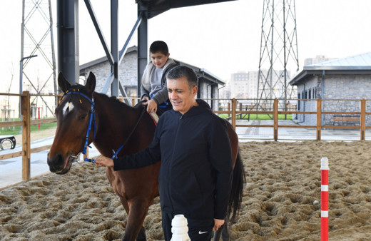 Down sendromlu çocuğa at üstünde terapi yapıldı