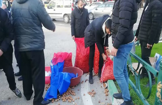 Zabıta izinsiz ceviz ve kestane satan seyyar satıcılara göz açtırmadı