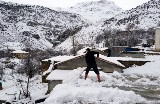 Girlevik Şelalesi beyaza büründü, köyde yaşayan vatandaşlar bacalarını küredi