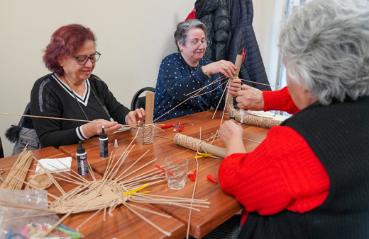 Atık kağıtları takı yaparak değerlendiriyorlar