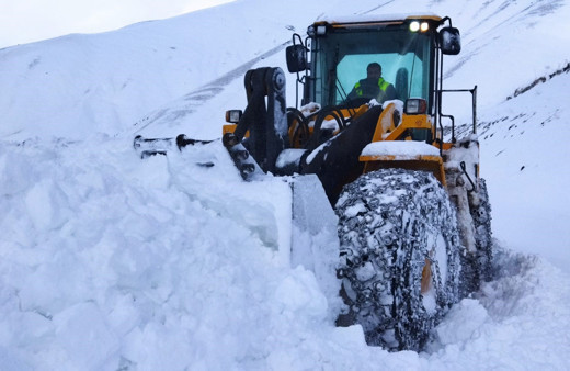 Hakkari’de kardan kapanan yollar tek tek açılıyor