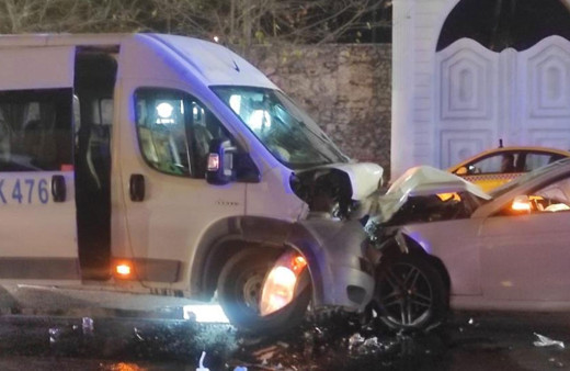 Servis minibüsü ve otomobil kafa kafaya çarpıştı: 9 yaralı!