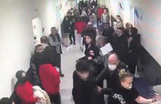 Kızın saçına dokundu iddiası sonrası ortalık karıştı hasta yakınları doktora tekme tokat saldırdı