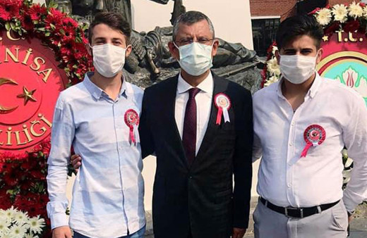 CHP Genel Başkanı Özgür Özel şehit Enis Budak ile olan fotoğrafını paylaştı