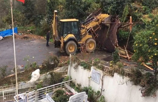 Rize’de fırtına çatıları uçurdu, araçlar zarar gördü