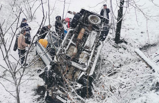 Kar yağışı kazaya neden oldu: Kamyonet bahçeye uçtu!