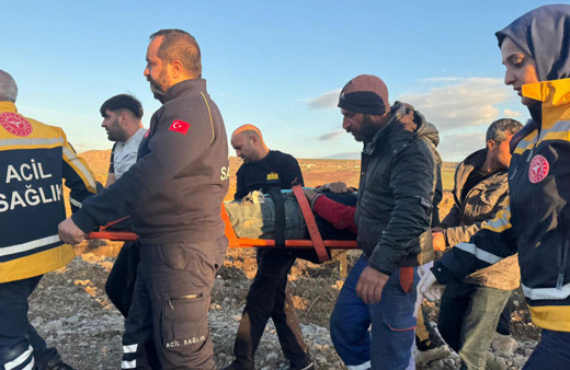 Diyarbakır'da istinat duvarı çöktü! 2 işçi altında kaldı!