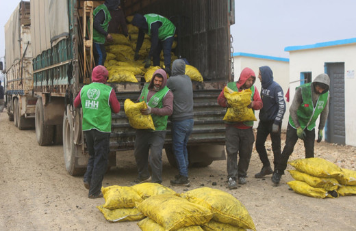 İHH, Suriye'de iç savaş mağduru ailelere 770 ton kömür dağıttı