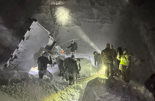 Kar yağdı 15 şehirde okullar tatil edildi! Karda yol açma çalışması yapan kepçe uçuruma yuvarlandı 2 ölü 2 kayıp...