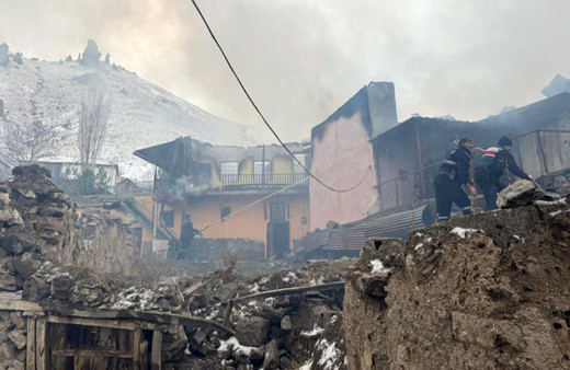 Balkona dökülen külden yangın çıktı! 5 ev hasar gördü!