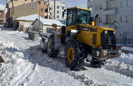 Karlıova’da kar yağdı, belediyenin karla mücadelesi de başladı