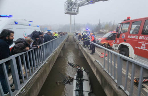 Frenleri boşalan minibüs köprü korkuluklarını kırarak çaya uçtu