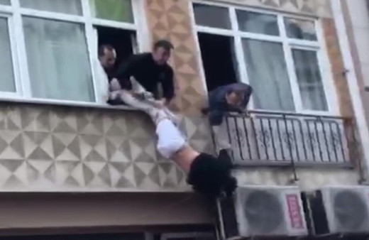 Hastaneden ellerinde kelepçelerle kaçan şahıs saklandığı evin camında asılı kaldı