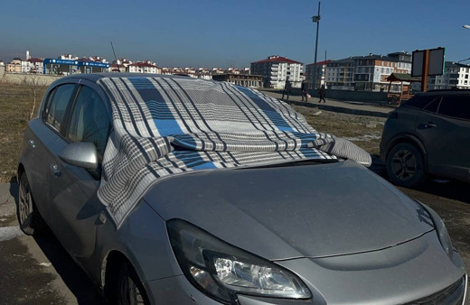 Ağrı dondu, araçlar battaniye ile korundu