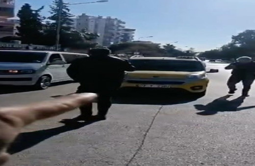 Yolcu taşıyan aracın önünü kesen taksiciler gözaltına alındı