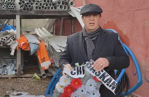 Şehit cenazesine gönderilen CHP ve İYİ Parti çelenkleri parçalandı