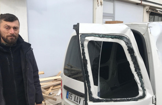 Fırtınada düşen çatının altında kalmaktan saniyelerle kurtuldu