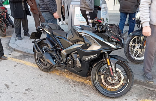 Otomobil ile çarpışan motosiklet sürücüsü yaralandı