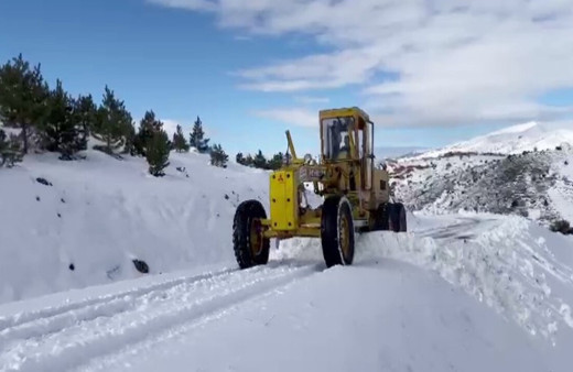 Kemah'ta kar temizleme çalışmaları aralıksız sürüyor