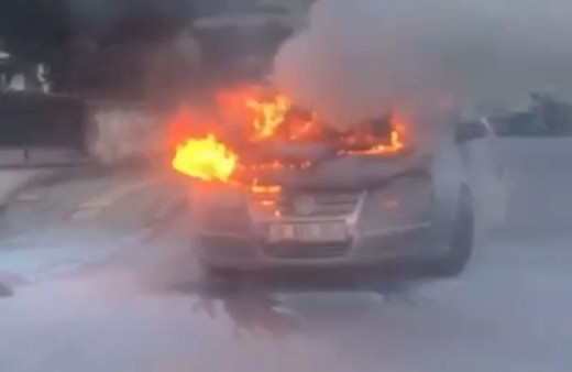 Bursa'da seyir halindeki araçlar alev alev yandı