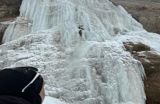 Ağrı'da 33 metre yükseklikteki şelale dondu