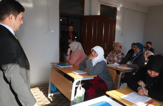 65 yaşındaki anne okuma-yazma öğreniyor