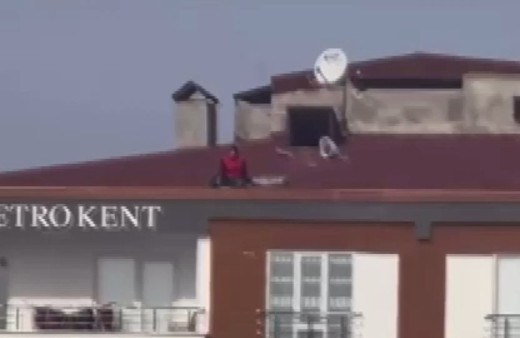 11 katlı binanın çatısında canını hiçe sayarak çalıştı
