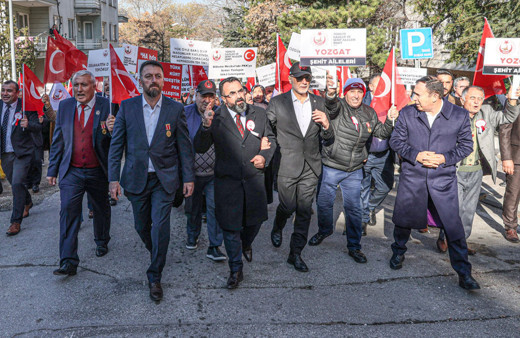 Şehit aileleri ve gazilerden DEM Parti önünde protesto!