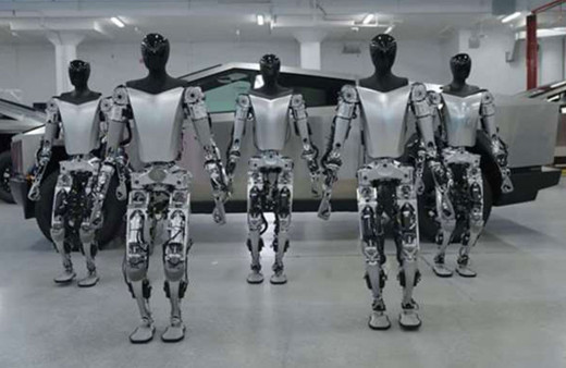 Robot, insana sadırdı! Tesla fabrikasında bir işçi robotun saldırısına uğradı!