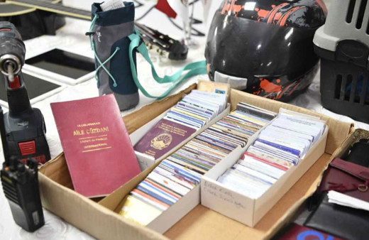 Tramvayda unutulan eşyalar arasında evlilik cüzdanı da diploma da var!