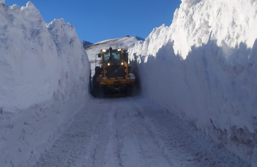 Hakkari'de 4 metre karla mücadele başladı