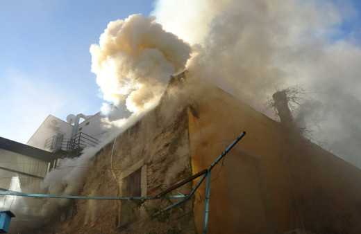 Çanakkale’de barlar sokağında çıkan yangın korkuttu