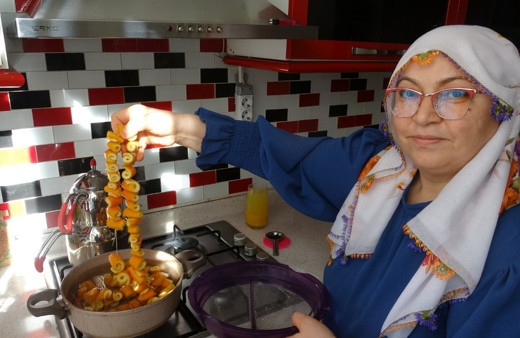 50 farklı bitkiden reçel yaparak ev ekonomisine katkı sağlıyor